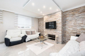 3-Bed Apartment - Sleeps up to 6 - Near City Centre - Free Parking